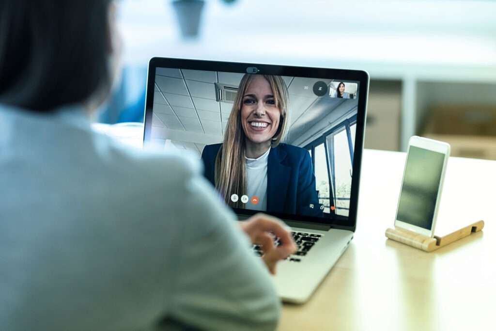 Eine Person bespricht Förderanträge in einer Online-Konferenz